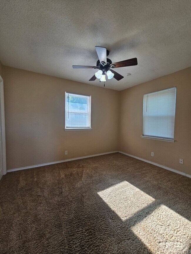 Building Photo - (3) Bed/(2) Bath in Core Norman Avail NOW!