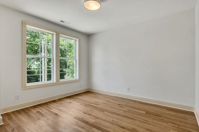 Building Photo - 660 Vernon Ave