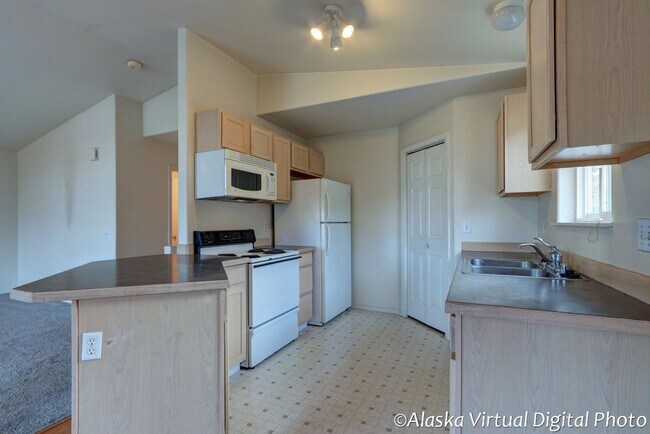 Building Photo - Midtown Spacious 3-Bedroom, 2-Bath Townhome