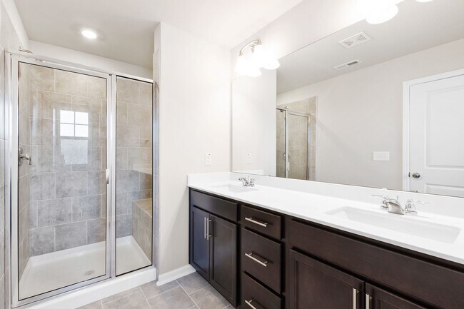 Building Photo - Move-In Ready 4-Bedroom Townhome in Rosedale!