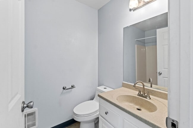 Building Photo - Spacious 2-Bedroom Duplex Near Tacoma Mall...