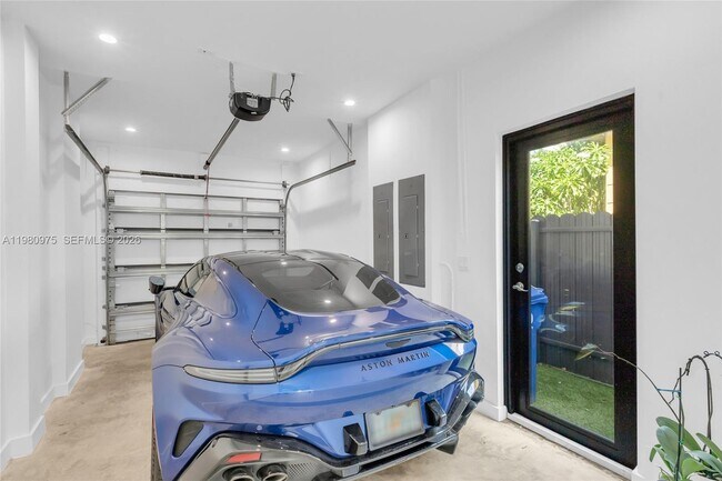 Building Photo - 2029 SW 62nd Ave