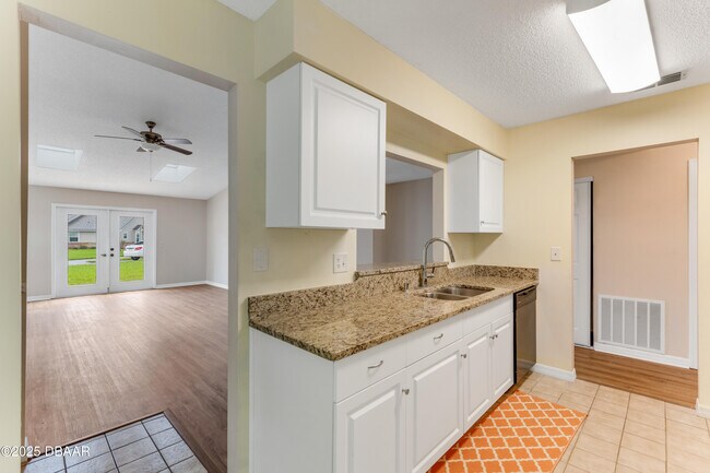 Building Photo - 121 Bob White Ct