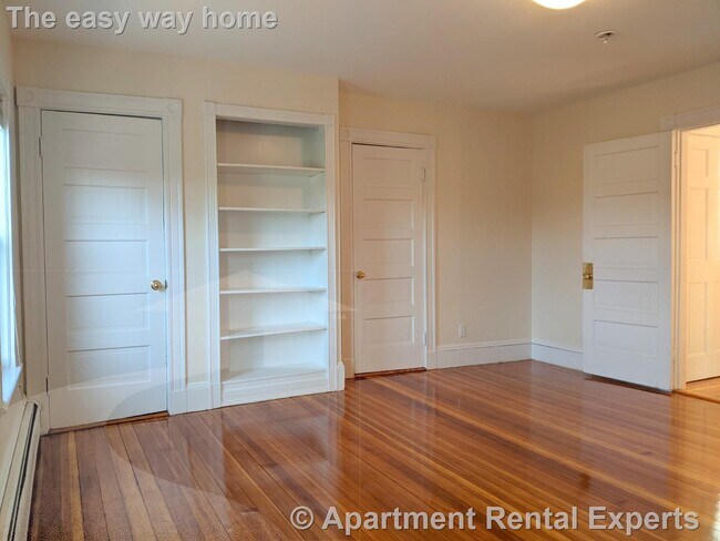 Building Photo - Nicely Updated Top Floor Two Bed Near Davi...