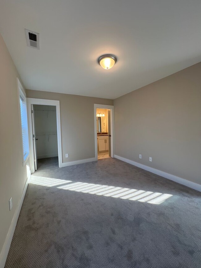 Building Photo - Beautiful Newer Build: Three Bedrooms in t...