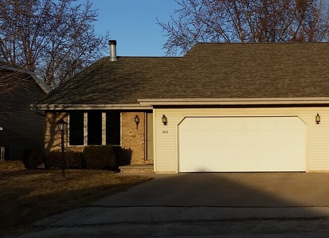 Building Photo - 2220-2 Skylark Dr