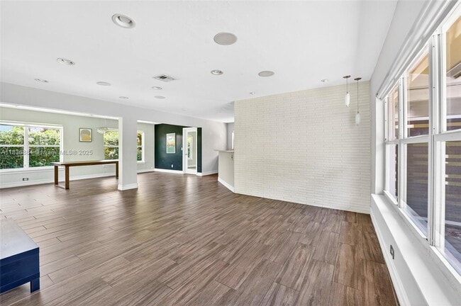 Building Photo - 2036 NE 30th St