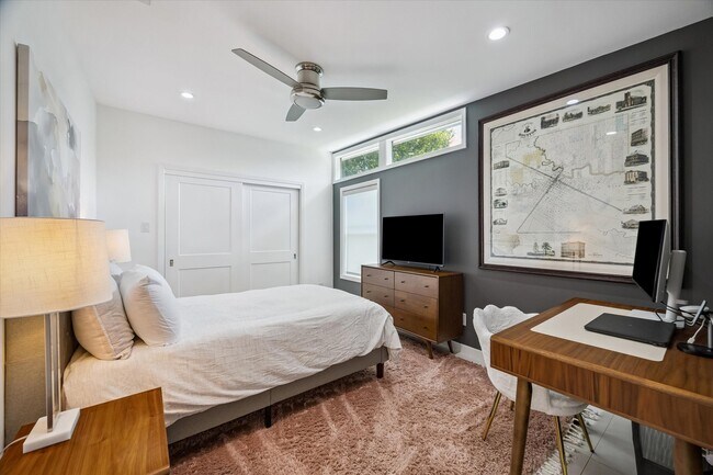 Building Photo - 9769 Oak Point Dr