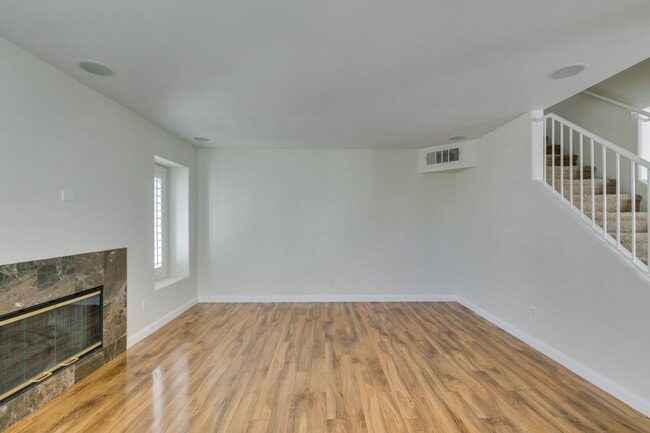 Building Photo - 3 Bedroom 2.5 Bathroom Townhouse in Henderson.