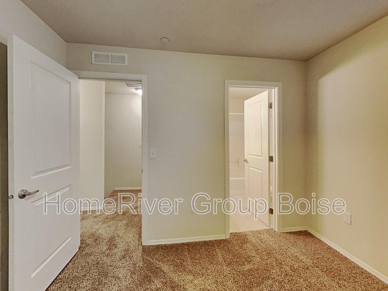 Building Photo - 1324 S Edgewater Cir