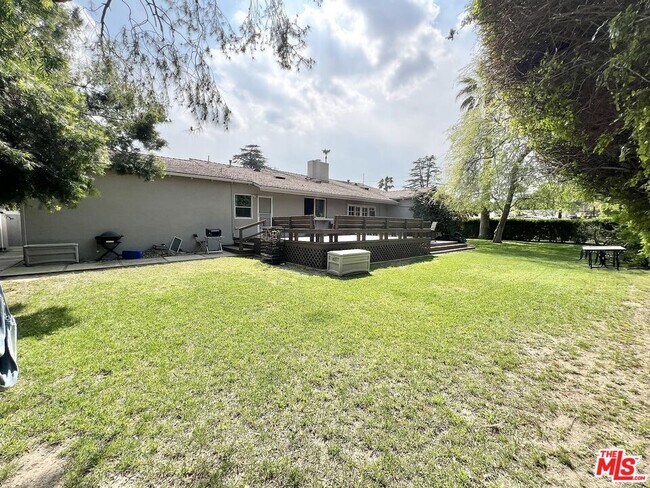 Building Photo - 22839 Oxnard St