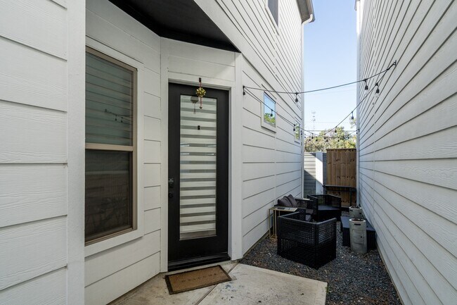 Building Photo - 5355 Creekmont Oaks Ln