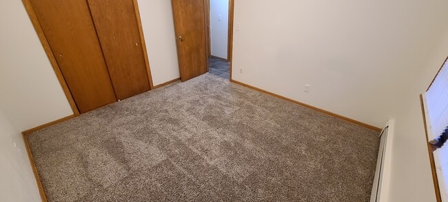 Building Photo - 990 Lynde Dr NE