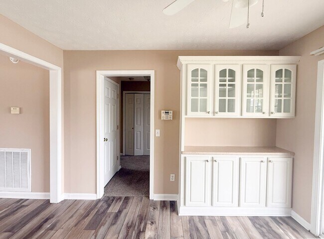 Building Photo - Pet-Friendly 3-Bedroom Home with Garage, Screened-In Porch & Spacious Bedrooms