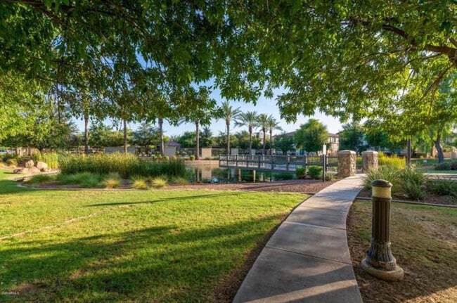 Building Photo - 2726 S Equestrian Dr