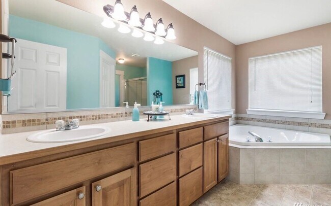 Building Photo - Beautiful 5 Bed/3Ba Single Family Home
