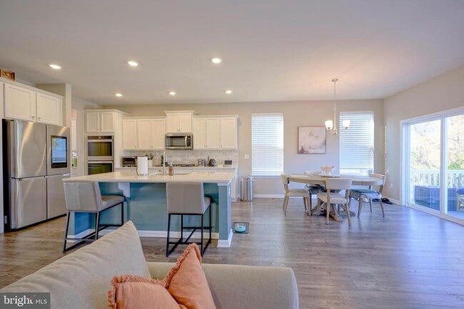 Building Photo - 65 Westmont Dr