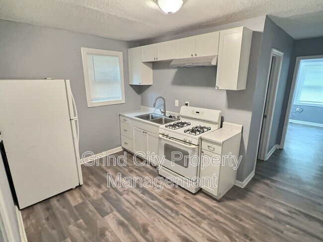 Building Photo - 3042 McAdoo Ave