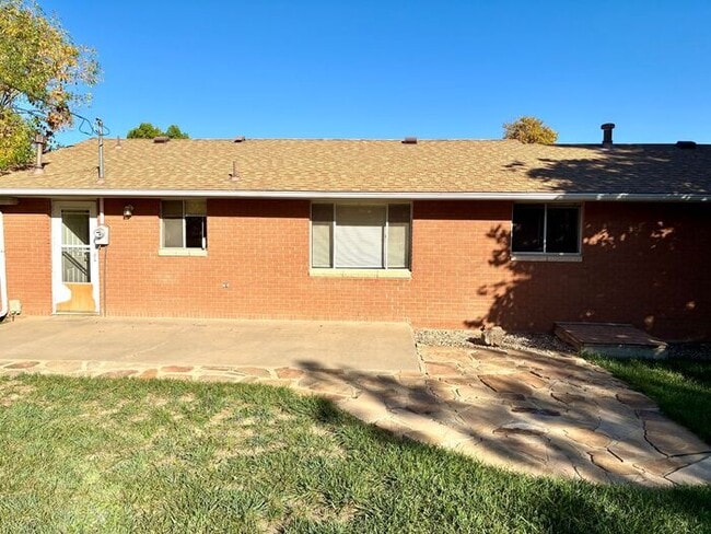 Building Photo - 3 Bedroom, 1 Bath Home with 1 car attached...