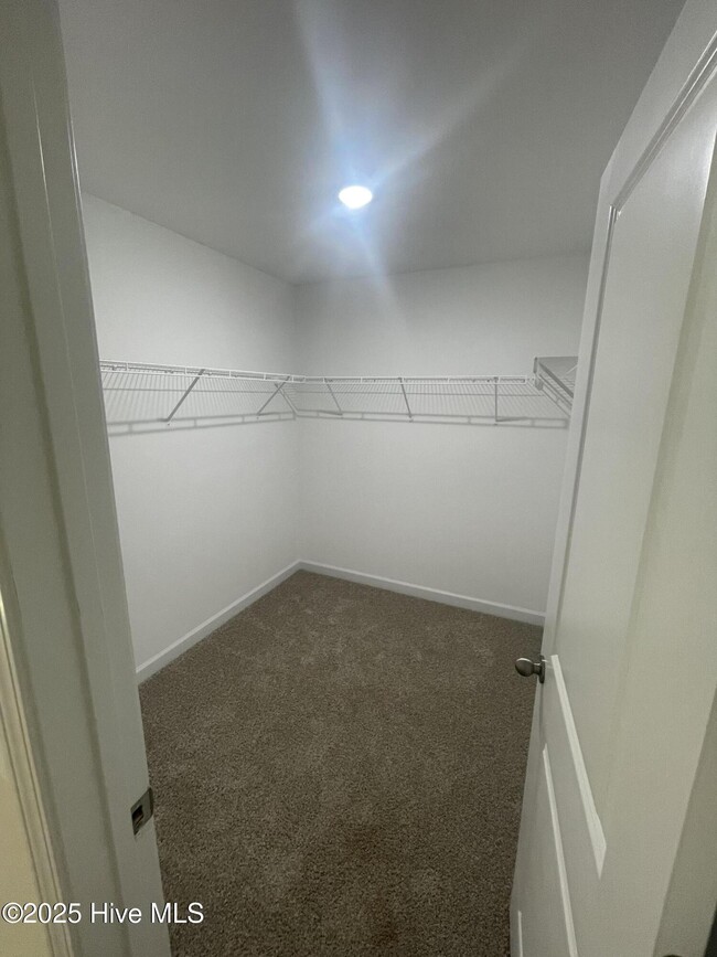 Building Photo - 618 Walnut Dr