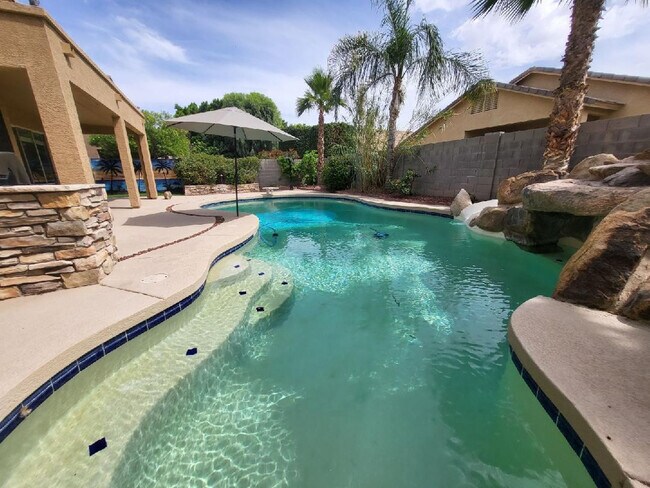 Building Photo - 8213 W Quail Ave