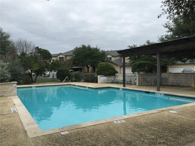 Building Photo - 2100 Pipers Field Dr