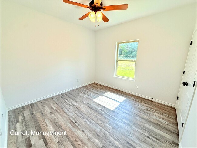 Building Photo - Amazing 4/2.5 House for Rent in Lampasas, Tx