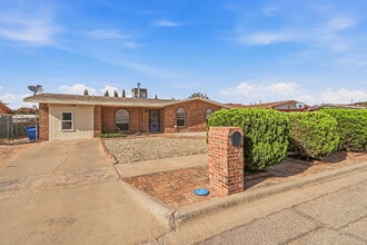 Building Photo - 3 bed 2 bath house with a studio