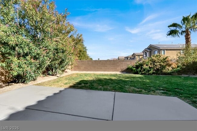 Building Photo - 446 Center Green Dr