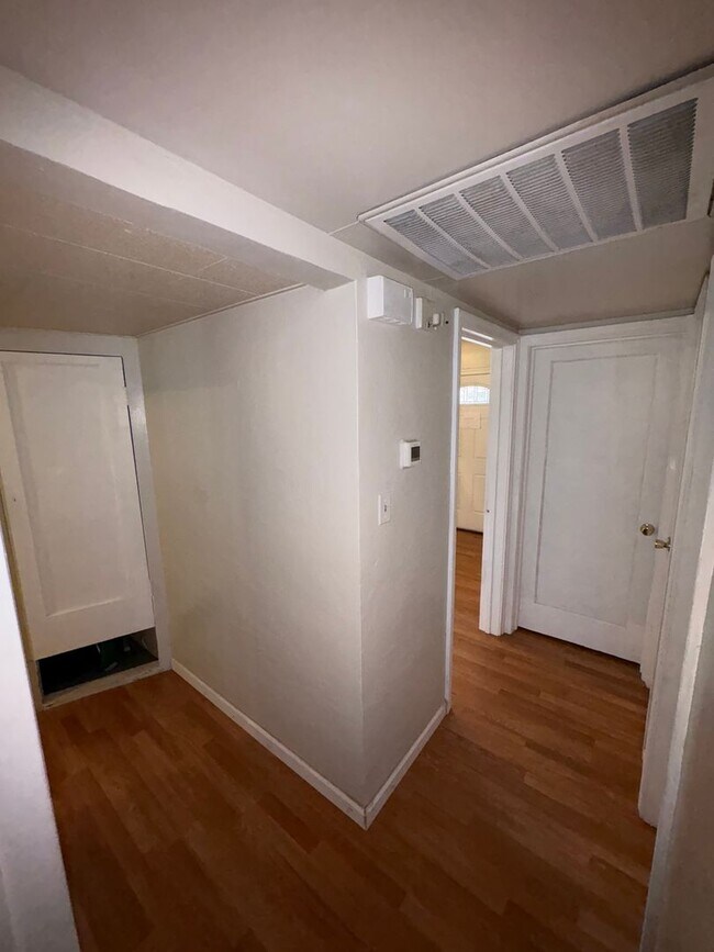 Building Photo - Charming Exeter Home Near Shopping Center ...