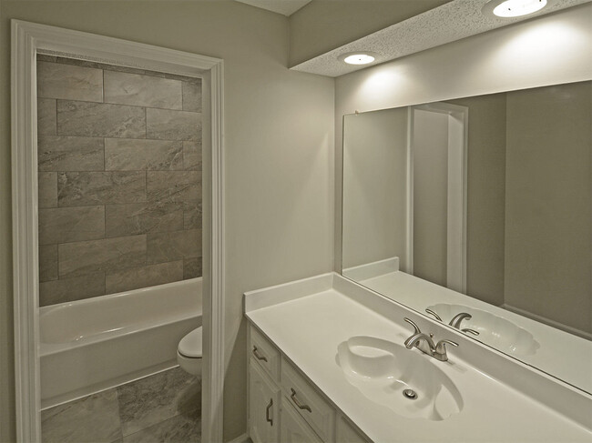 Building Photo - 4 Bed, 3 Bath. In Cordova Near Rockcreek P...