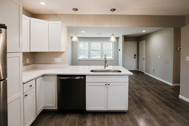 Building Photo - 3-Bedroom with 2 Full Baths Home in Charleston – Spacious 1,752 Sq