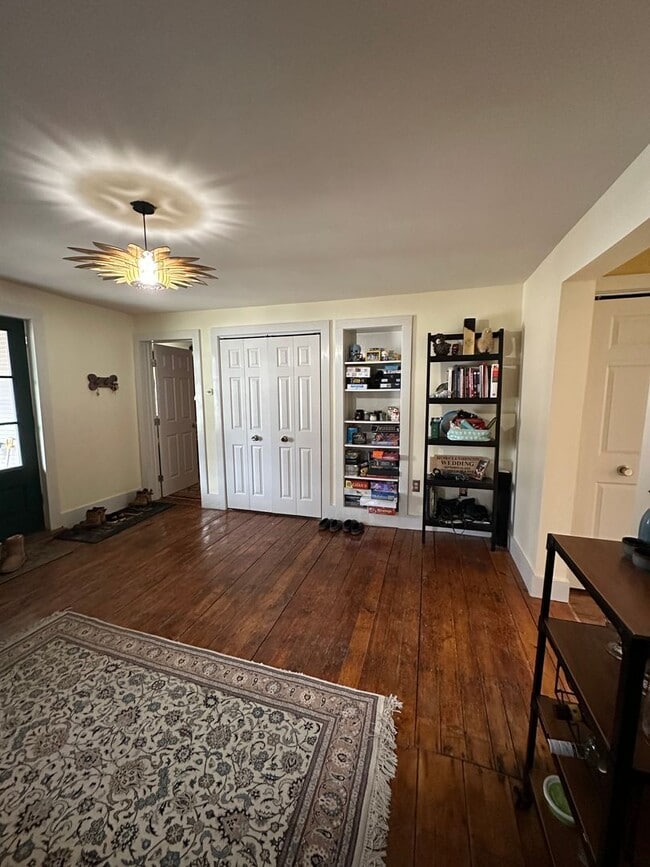 Building Photo - Spacious Single-Family House - Close to Mi...