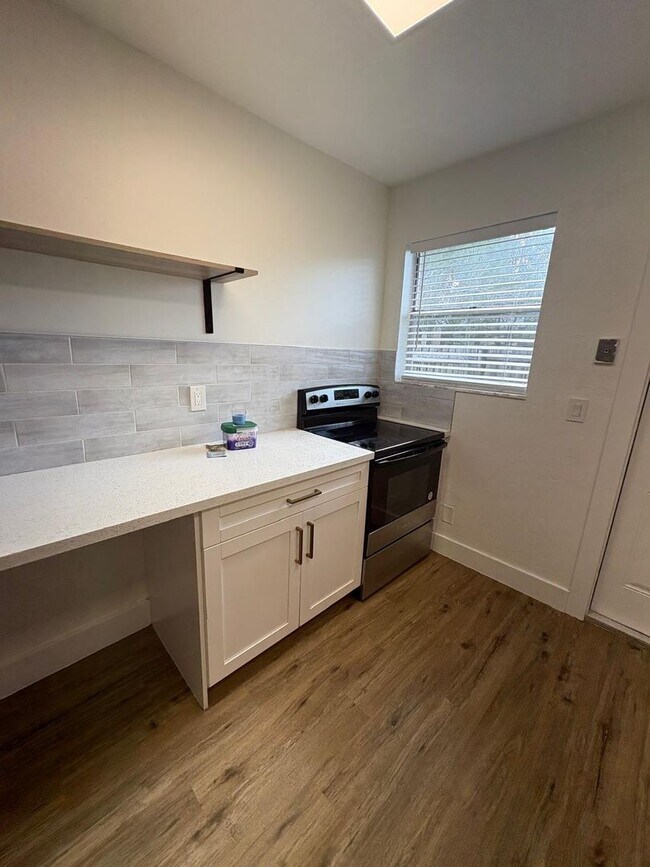 Building Photo - Special Pricing! Beautifully Updated 2-Bedroom Home in Prime Location!