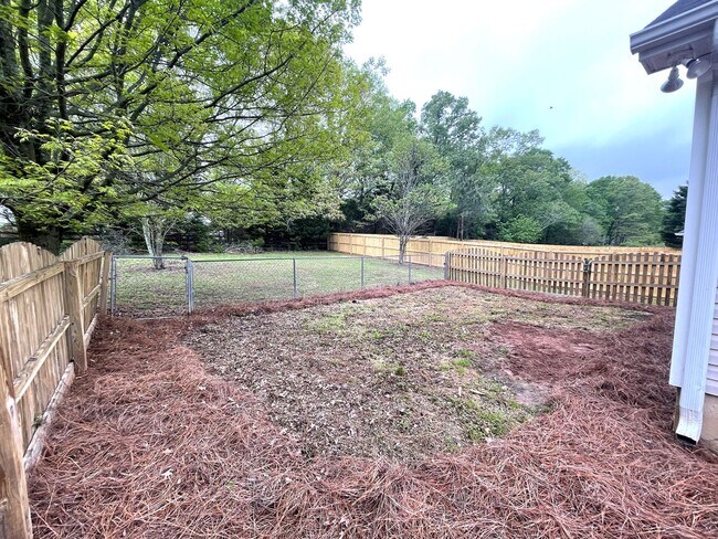 Building Photo - Newly Renovated 3br in East Athens, Available Mid June 2025