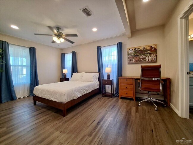 Building Photo - 16 Cedar Ave