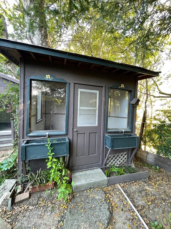 Building Photo - 3 Bedroom, 2 Bath Home On Quiet Street