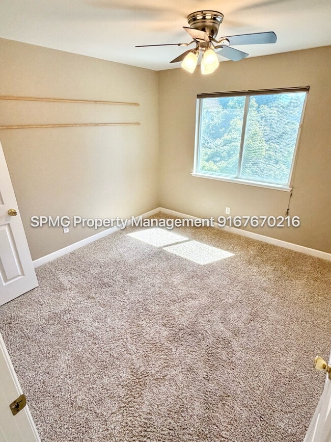 Building Photo - Beautiful 4 Bed / 3 Bath Home in Prime Roseville Location – Across from Park!