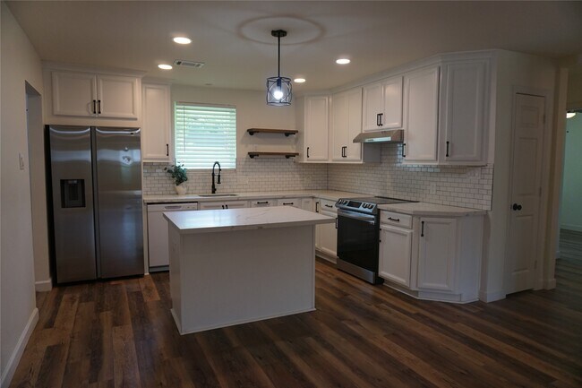 Building Photo - 1610 Antoine Dr