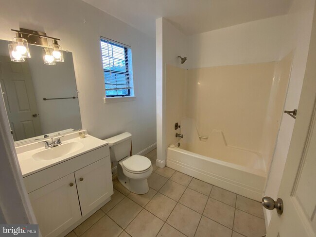 Building Photo - 566 Pleasant Dr