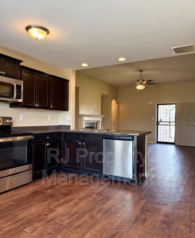Building Photo - 5520 Kaitlyn Dr E