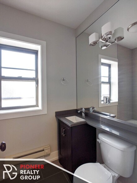 Building Photo - 709 W Brompton Ave