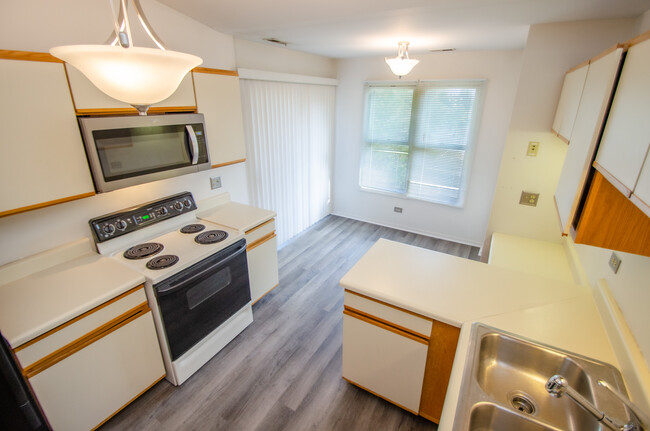 Bright sunny kitchen - 185 Brook Ln