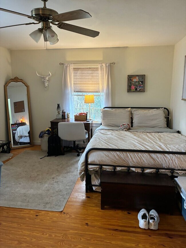 Building Photo - 3 Bedroom home near downtown and campus.