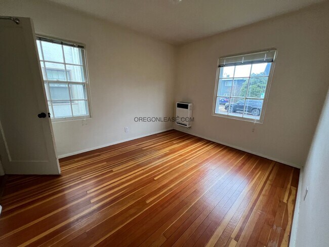 Building Photo - 2 Bedroom 2 bath downtown apartment available now