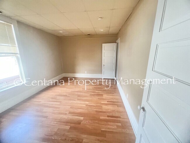 Building Photo - 646-648 S Montana