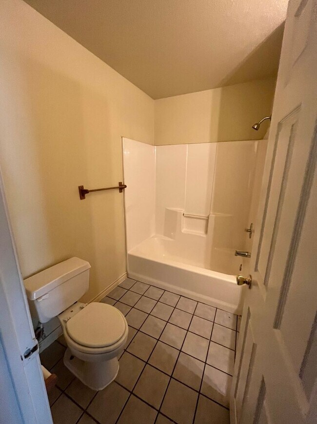 Building Photo - 2628 Gwendolyn Ln