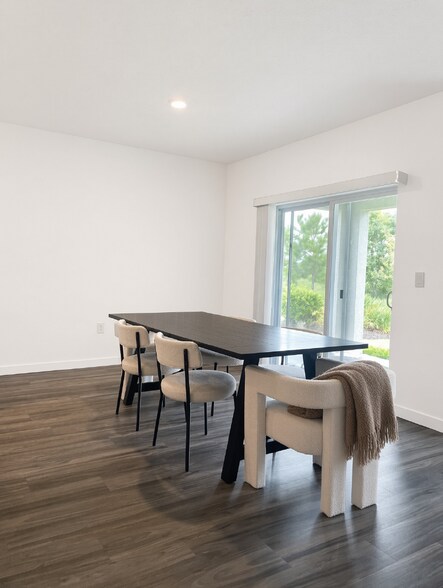 Dinning with backyard view - 424 Talisi Loop