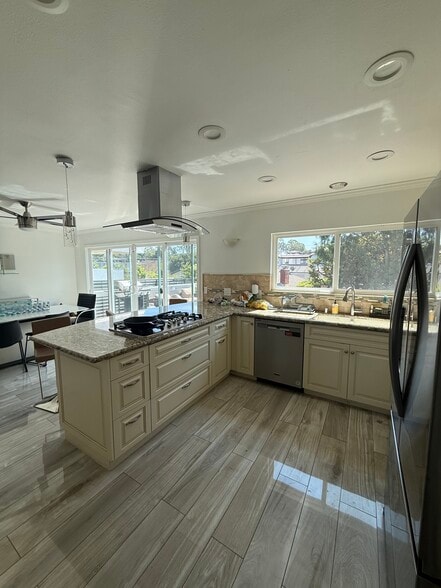 Building Photo - 2396 Redlands Dr