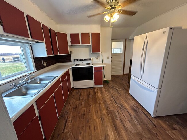 Building Photo - Country Living